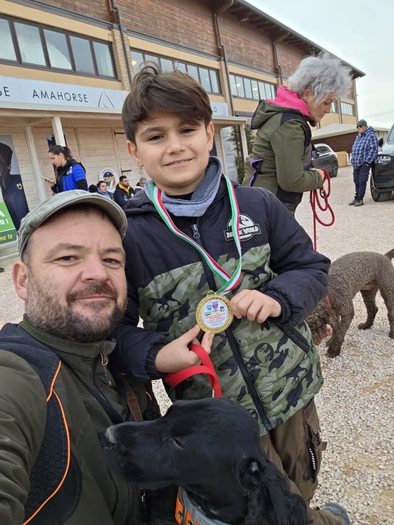 Leonardo Cei con la medaglia d'oro e Sandro, a una gara di cerca