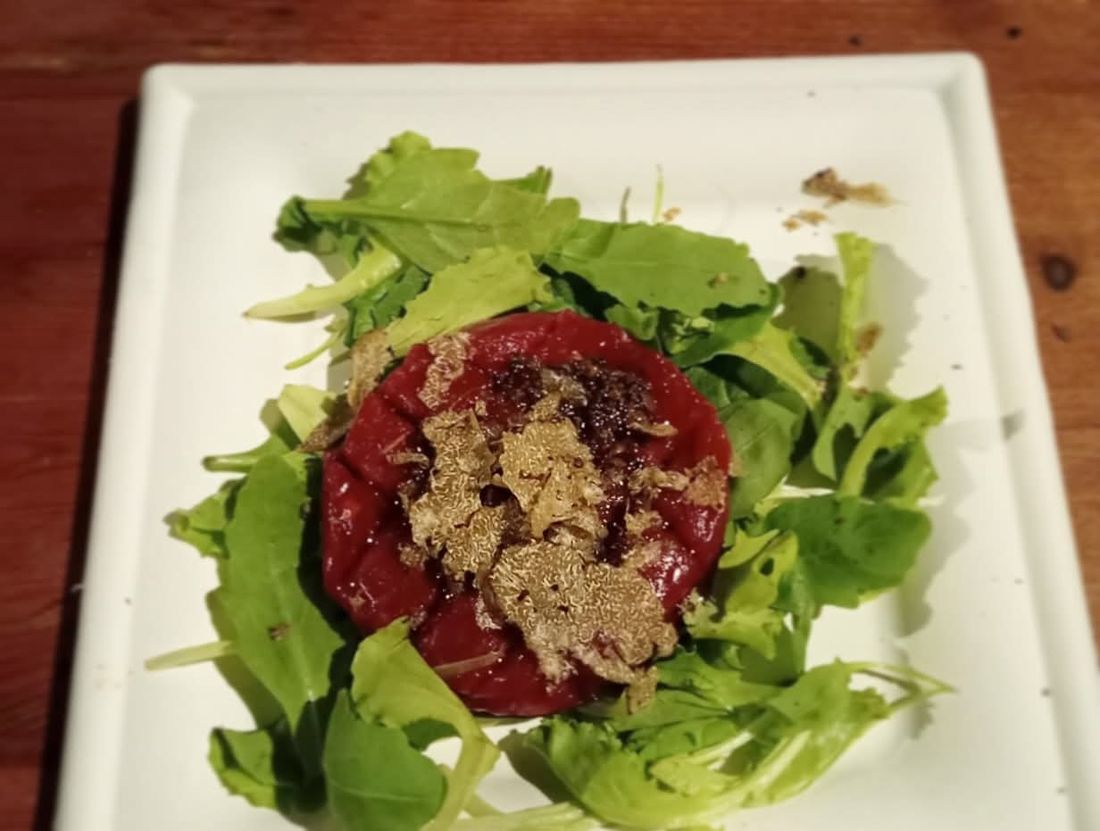 Tartare di carne con tartufo e rucola
