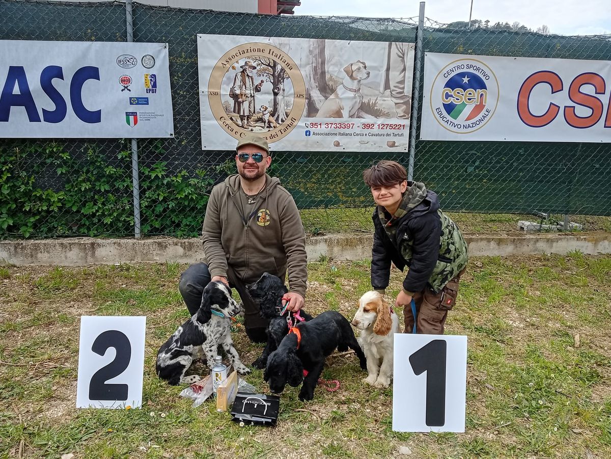 Una premiazione, con i cartelli del primo e del secondo posto
