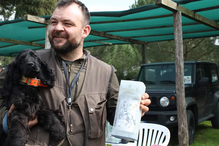 Sandro Cei con il diploma di gara e il suo cocker nero