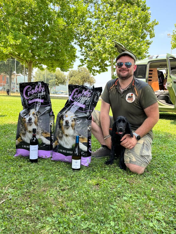 Sandro Cei premiato a una gara, con uno dei cocker
